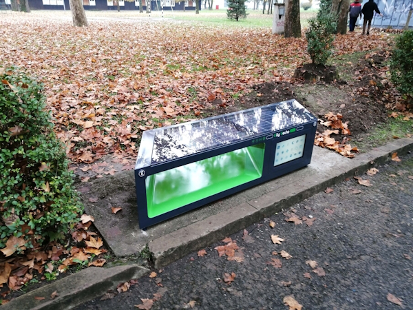 Solarna klupa u parku